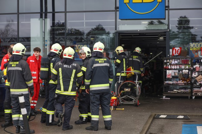 Brand in einer Geschftsfiliale in Wels-Schafwiesen - Sprinkleranlage verhindert Grobrand