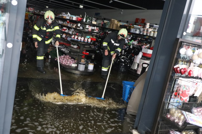 Brand in einer Geschftsfiliale in Wels-Schafwiesen - Sprinkleranlage verhindert Grobrand