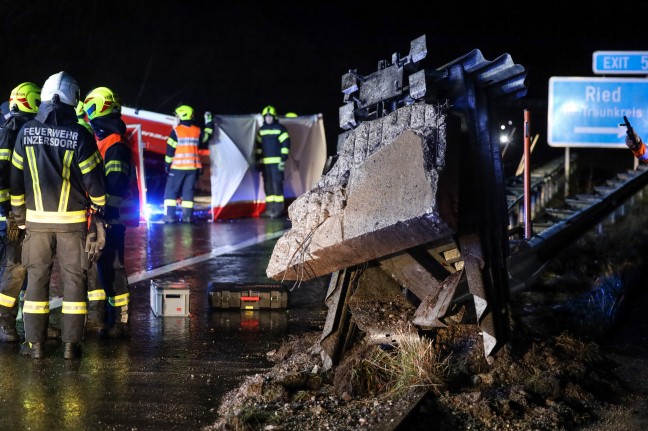 Ein Schwerverletzter bei Unfall eines Einsatzfahrzeuges auf Pyhrnautobahn in Ried im Traunkreis