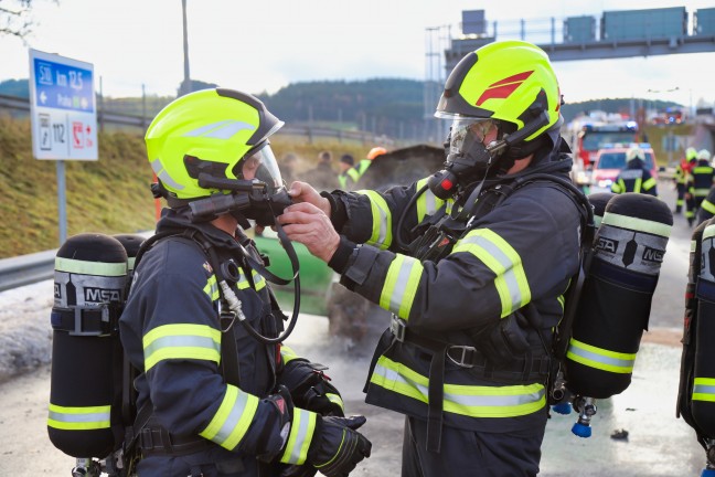 Fnf Feuerwehren bei Fahrzeugbrand auf der Mhlviertler Schnellstrae bei Kefermarkt im Einsatz