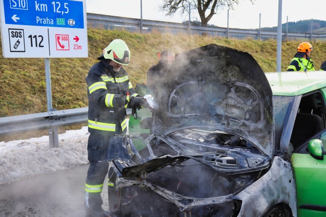 Fnf Feuerwehren bei Fahrzeugbrand auf der Mhlviertler Schnellstrae bei Kefermarkt im Einsatz