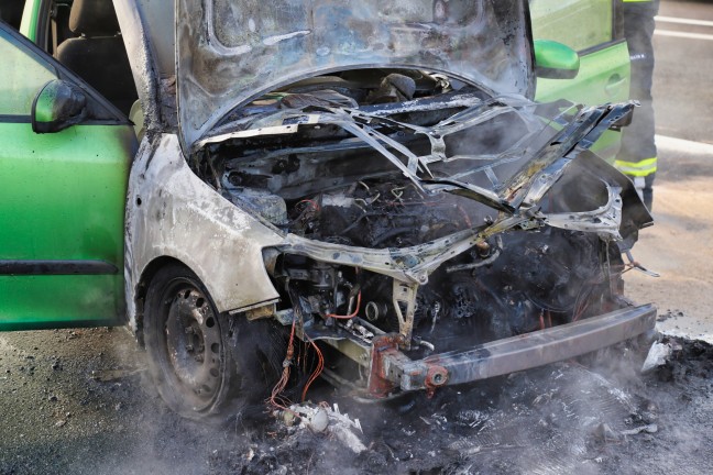 Fnf Feuerwehren bei Fahrzeugbrand auf der Mhlviertler Schnellstrae bei Kefermarkt im Einsatz