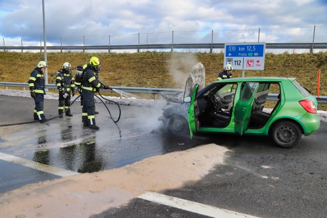 Fnf Feuerwehren bei Fahrzeugbrand auf der Mhlviertler Schnellstrae bei Kefermarkt im Einsatz