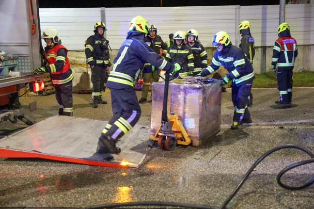 Brand mit Gefahrstoff: Drei Feuerwehren auf Innkreisautobahn bei Kematen am Innbach im Einsatz