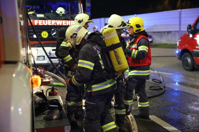 Brand mit Gefahrstoff: Drei Feuerwehren auf Innkreisautobahn bei Kematen am Innbach im Einsatz