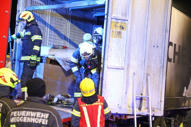 Brand mit Gefahrstoff: Drei Feuerwehren auf Innkreisautobahn bei Kematen am Innbach im Einsatz