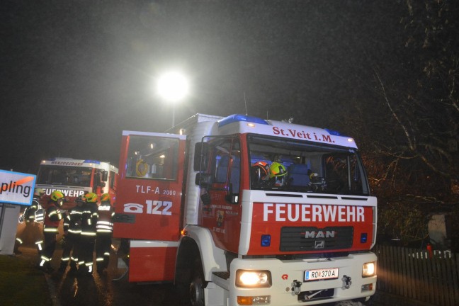 Neun Feuerwehren bei Brand in einem Wohnhaus in St. Veit im Mhlkreis im Einsatz