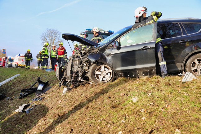 Frontale Kollision zwischen zwei PKW in Ottensheim fordert vier teilweise Schwerverletzte