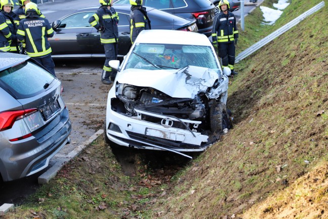 Frontale Kollision zwischen zwei PKW in Ottensheim fordert vier teilweise Schwerverletzte