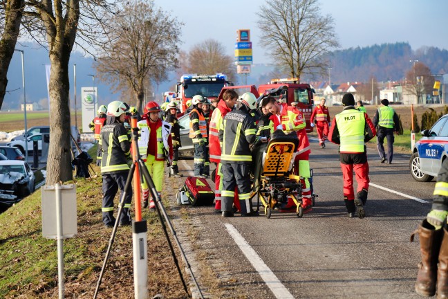 Frontale Kollision zwischen zwei PKW in Ottensheim fordert vier teilweise Schwerverletzte