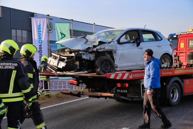 Frontale Kollision zwischen zwei PKW in Ottensheim fordert vier teilweise Schwerverletzte