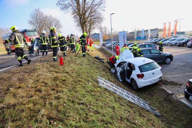 Frontale Kollision zwischen zwei PKW in Ottensheim fordert vier teilweise Schwerverletzte