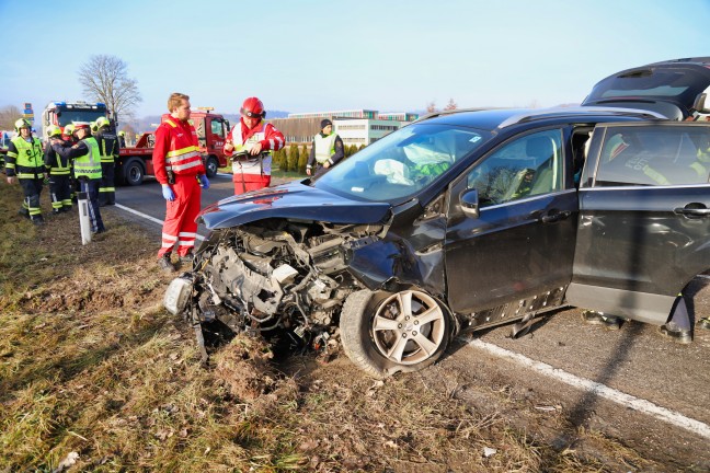 Frontale Kollision zwischen zwei PKW in Ottensheim fordert vier teilweise Schwerverletzte