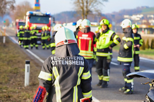 Frontale Kollision zwischen zwei PKW in Ottensheim fordert vier teilweise Schwerverletzte