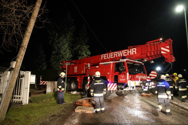 Kraneinsatz wegen missglückter Baumfällung nach Sturmschaden in Wels-Neustadt