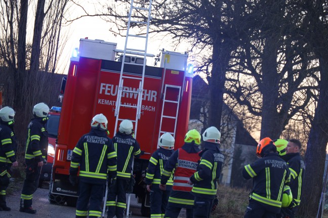 Personenrettung: Mann in Kematen am Innbach bei Baumschnittarbeiten auf Spielturm hinuntergestrzt