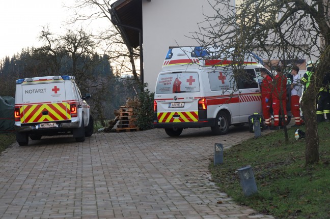 Personenrettung: Mann in Kematen am Innbach bei Baumschnittarbeiten auf Spielturm hinuntergestrzt