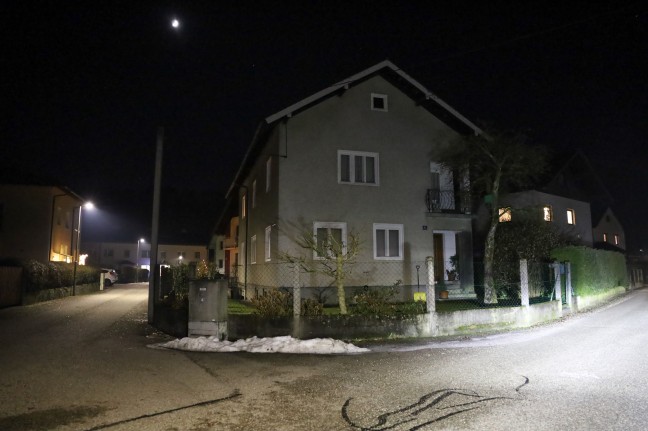 Effektvoll flackernde LED-Kerzen: Einsatzkrfte zu Brand bei Wohnhaus in Vcklabruck alarmiert