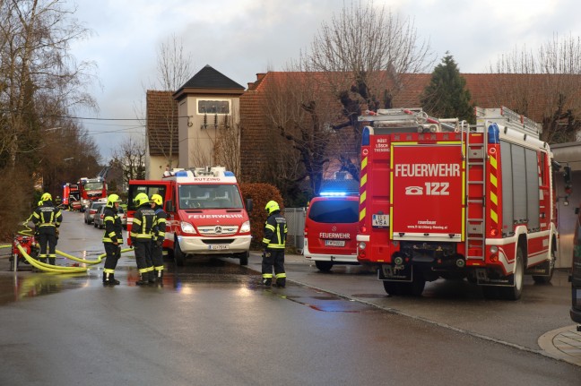 Grobrand einer Firmenhalle im Ortszentrum von Hrsching sorgt fr Einsatz von elf Feuerwehren