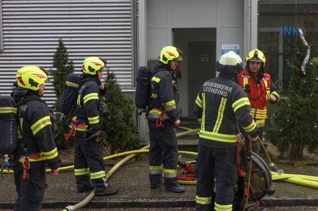 Grobrand einer Firmenhalle im Ortszentrum von Hrsching sorgt fr Einsatz von elf Feuerwehren