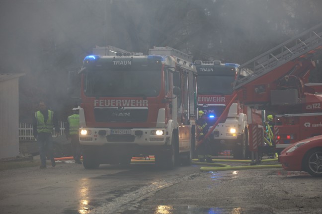 Grobrand einer Firmenhalle im Ortszentrum von Hrsching sorgt fr Einsatz von elf Feuerwehren