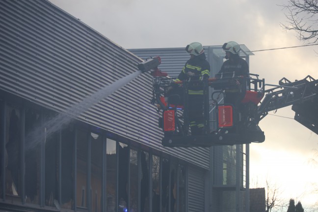 Grobrand einer Firmenhalle im Ortszentrum von Hrsching sorgt fr Einsatz von elf Feuerwehren