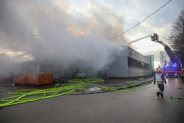 Grobrand einer Firmenhalle im Ortszentrum von Hrsching sorgt fr Einsatz von elf Feuerwehren