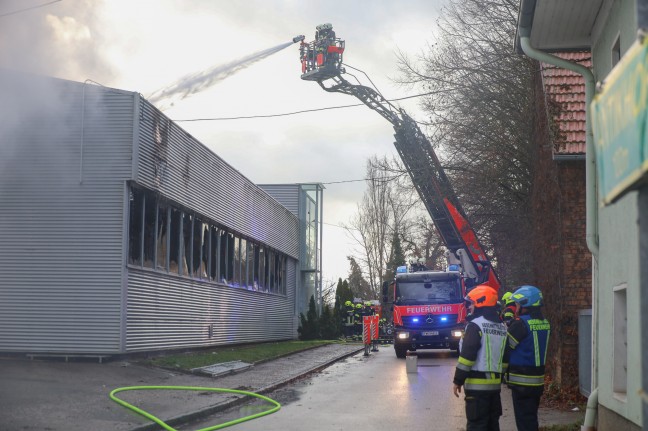 Grobrand einer Firmenhalle im Ortszentrum von Hrsching sorgt fr Einsatz von elf Feuerwehren