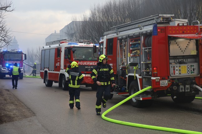 Grobrand einer Firmenhalle im Ortszentrum von Hrsching sorgt fr Einsatz von elf Feuerwehren