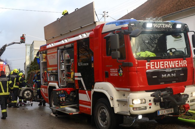 Grobrand einer Firmenhalle im Ortszentrum von Hrsching sorgt fr Einsatz von elf Feuerwehren