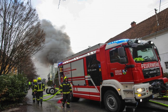 Grobrand einer Firmenhalle im Ortszentrum von Hrsching sorgt fr Einsatz von elf Feuerwehren