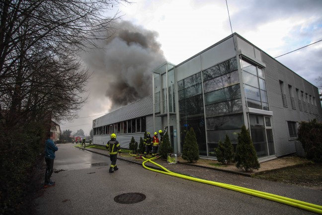 Grobrand einer Firmenhalle im Ortszentrum von Hrsching sorgt fr Einsatz von elf Feuerwehren