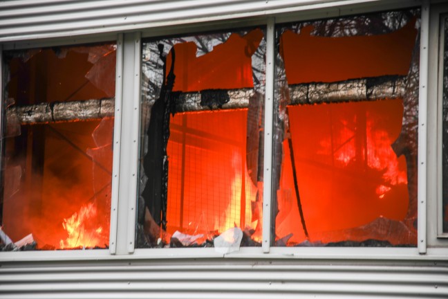 Grobrand einer Firmenhalle im Ortszentrum von Hrsching sorgt fr Einsatz von elf Feuerwehren