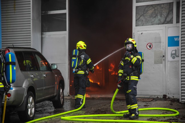 Grobrand einer Firmenhalle im Ortszentrum von Hrsching sorgt fr Einsatz von elf Feuerwehren