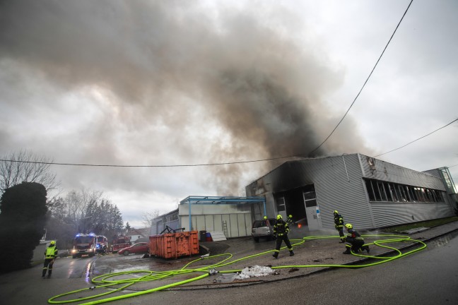 Grobrand einer Firmenhalle im Ortszentrum von Hrsching sorgt fr Einsatz von elf Feuerwehren