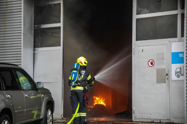 Grobrand einer Firmenhalle im Ortszentrum von Hrsching sorgt fr Einsatz von elf Feuerwehren