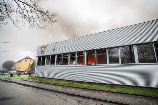 Grobrand einer Firmenhalle im Ortszentrum von Hrsching sorgt fr Einsatz von elf Feuerwehren