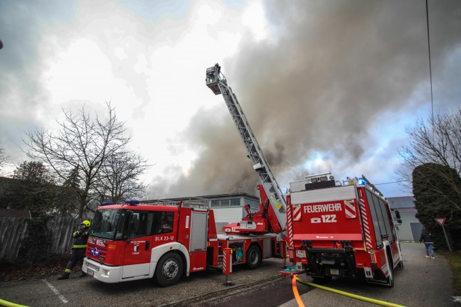 Grobrand einer Firmenhalle im Ortszentrum von Hrsching sorgt fr Einsatz von elf Feuerwehren