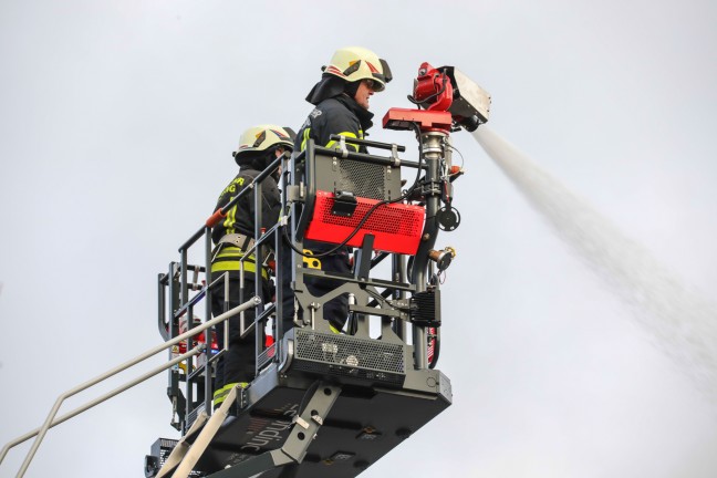 Grobrand einer Firmenhalle im Ortszentrum von Hrsching sorgt fr Einsatz von elf Feuerwehren