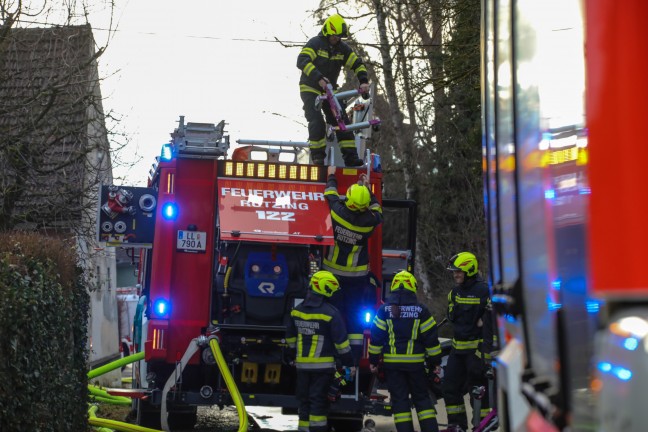 Grobrand einer Firmenhalle im Ortszentrum von Hrsching sorgt fr Einsatz von elf Feuerwehren