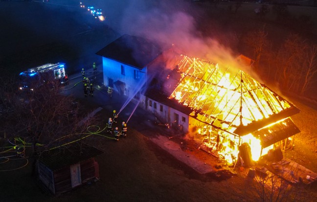 Stadelbrand: Groeinsatz fr elf Feuerwehren bei landwirtschaftlichem Gebude in Scharten