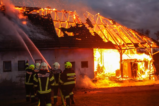 Stadelbrand: Groeinsatz fr elf Feuerwehren bei landwirtschaftlichem Gebude in Scharten