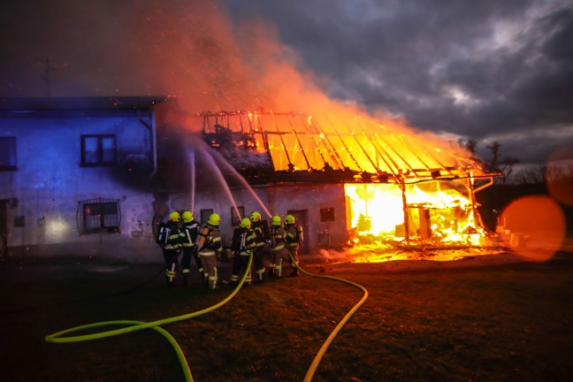 Stadelbrand: Groeinsatz fr elf Feuerwehren bei landwirtschaftlichem Gebude in Scharten