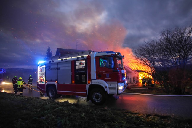 Stadelbrand: Groeinsatz fr elf Feuerwehren bei landwirtschaftlichem Gebude in Scharten