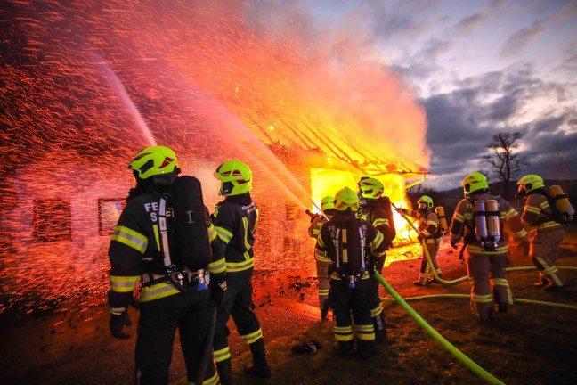 Stadelbrand: Groeinsatz fr elf Feuerwehren bei landwirtschaftlichem Gebude in Scharten