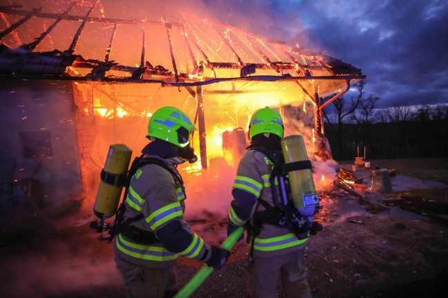 Stadelbrand: Groeinsatz fr elf Feuerwehren bei landwirtschaftlichem Gebude in Scharten