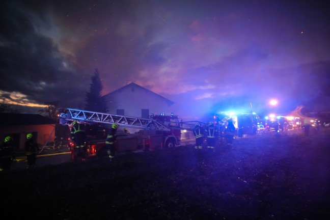 Stadelbrand: Groeinsatz fr elf Feuerwehren bei landwirtschaftlichem Gebude in Scharten