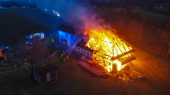 Stadelbrand: Groeinsatz fr elf Feuerwehren bei landwirtschaftlichem Gebude in Scharten