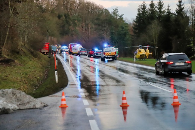 Vier teilweise Schwerverletzte bei Verkehrsunfall zwischen zwei PKW in Pregarten