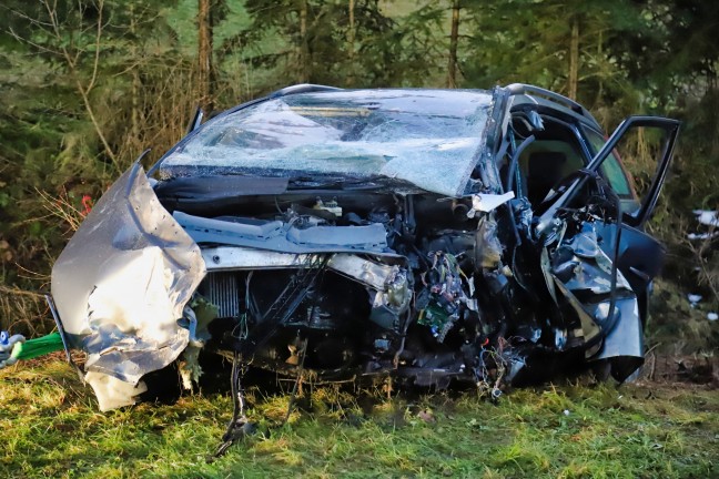 Vier teilweise Schwerverletzte bei Verkehrsunfall zwischen zwei PKW in Pregarten